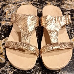 womens Vionic Slip On Sandals Size 8.  EUC